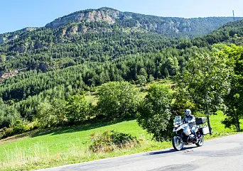 Profitez de parcourir des routes à couper le souffle en groupe avec votre moto