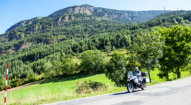 Profitez de parcourir des routes à couper le souffle en groupe avec votre moto